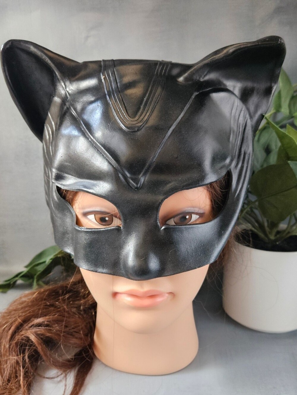 Black medium Catwoman-style cosplay Halloween mask. Kitty cat. NIP